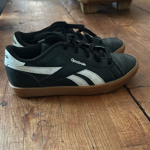Classic leather Reebok Kids size 3.5 black and gumball bottoms excellent - Picture 7 of 7
